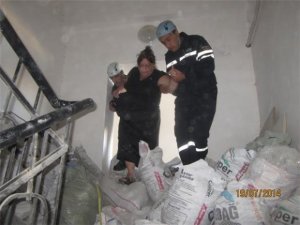 Binanın girişi zibillə doldu, sakin evdən çıxa bilmədi