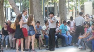 Polis rəqs edən turistləri dağıtdı