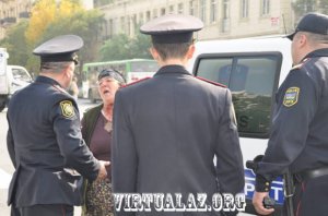 Polislər çaysatan qadını boğaza yığdı, o da boğazını stəkan qırığı ilə kəsdi - (Fotolar)