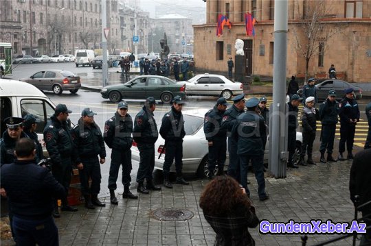 Sarkisyanın evinə hücum (FOTO)