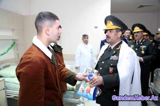 Müdafiə naziri və nazirliyin rəhbər heyəti Silahlı Qüvvələrin Baş Klinik Hospitalında olublar