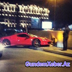 Bakıda "Ferrari" qəzaya düşdü - FOTO