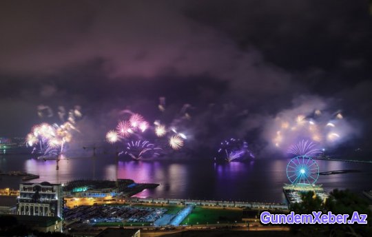 Bakı 2015-ci ili möhtəşəm atəşfəşanlıqla qarşıladı - FOTOSESSİYA