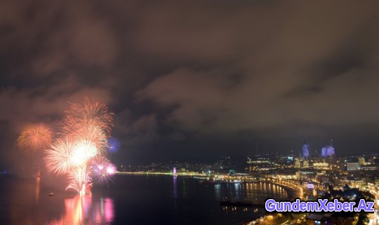 Bakı 2015-ci ili möhtəşəm atəşfəşanlıqla qarşıladı - FOTOSESSİYA