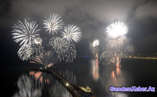 Bakı 2015-ci ili möhtəşəm atəşfəşanlıqla qarşıladı - FOTOSESSİYA