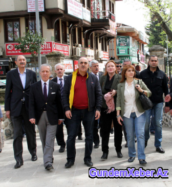 Azərbaycanlı nazir xanımı ilə gəzintidə - FOTOLAR