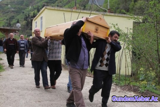 Həmkəndliləri terrorçunu qəbul etmədi - Evini daşa basdılar (Foto)