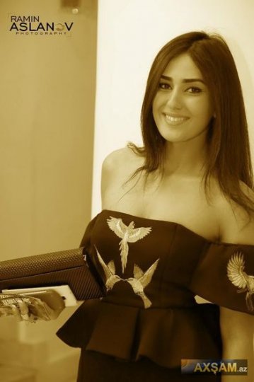 Azərbaycanlı aktrisadan sinə dekolteli və uzun yarıqlı libas - FOTO
