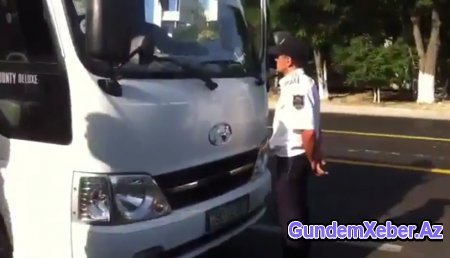 Nəqliyyat işçiləri avtobusdakı sərnişinləri çölə çıxartdı - Video