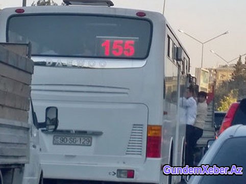 Bakıda qadın qapısı açıq avtobusdan yıxılaraq öldü