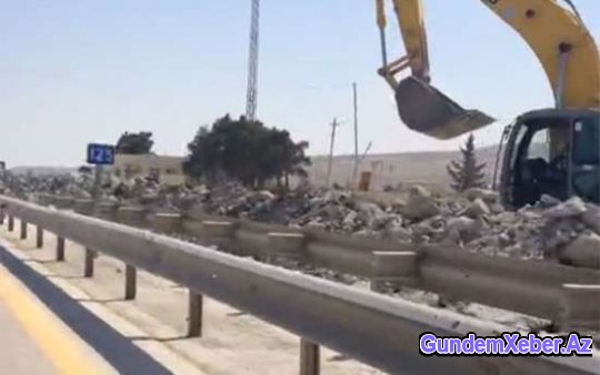 Milyonlar xərclənən yolu sökürlər - Video