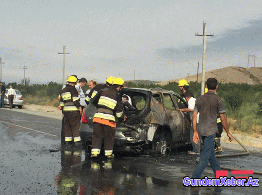 Yoldan çıxaraq dəmir məhəccərə çırpılan avtomobil alışıb