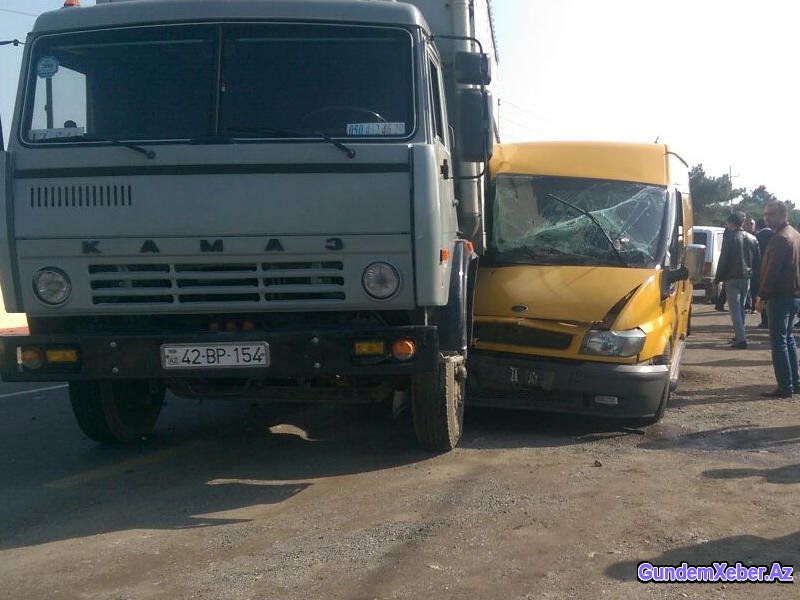 Mikroavtobus "KamAZ"a girdi: ana və qızı yaralandılar