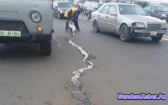 Sumqayıt yolu ikiyə bölündü - FOTO