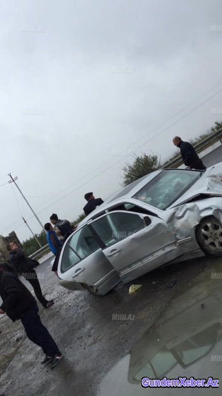 "Mercedes" "VAZ"ı ikiyə böldü, sürücü sağ qaldı - FOTO