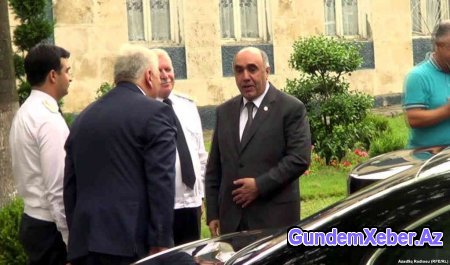 Şikayətçilər Zakir Qaralovun avtomobilinin qarşısını kəsdi