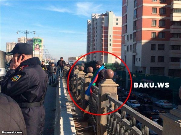 Bakıda sahibkar bayrağa bürünərək özünü öldürmək istəyir (VİDEO)