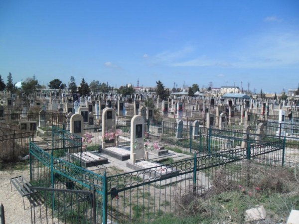 İki uşaq atası özünü qəbristanlıqda güllələdi
