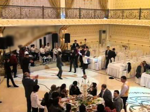 23 yaşlı oğlanı toyda döyüblər