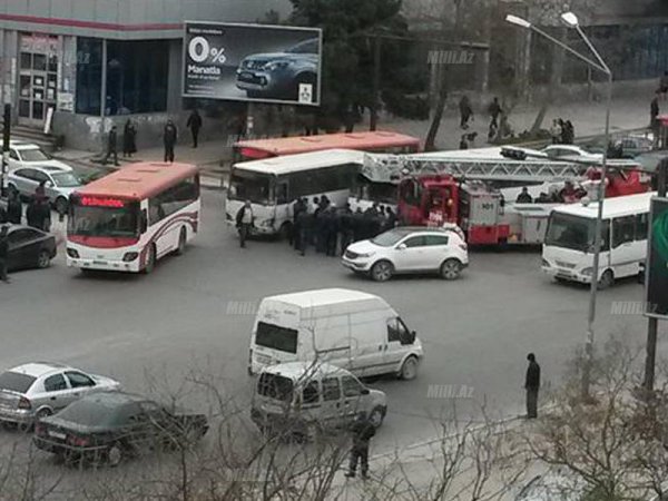 Bakıda sərnişinlə dolu avtobus qəzaya düşdü