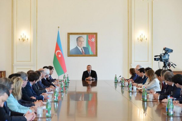Prezident İlham Əliyev: "Hazırda elə bir vaxtdır ki, biz qeyri-neft sektoruna heç vaxt görünməmiş dərəcədə diqqət yetirməliyik" - FOTO
