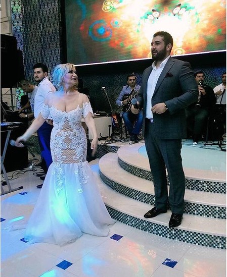 Tanınmış ifaçı oğlunun toyunda sinəsini nümayiş etdirdi - Fotolar