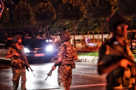 Türkiyədə qiyamçılar fövqəladə vəziyyət "elan etdilər" - FOTO