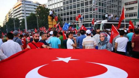 Türkiyə küçələrində insan seli - FOTO