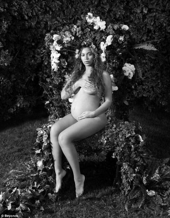 Əkiz uşaqlara hamilə olan Beyonsdan çılpaq fotosessiya
