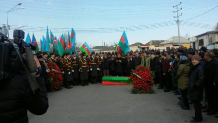 Keşlədə şəhidlə vidalaşmağa minlərlə insan gəlir – FOTOLAR