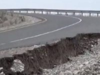 Bakıda avtomobil yolu ÇÖKDÜ