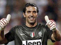 Buffon Zanettini keçdi, irəlidə Maldini var