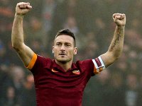 Totti qərar verdi: "Karyeramı bitirmirəm"