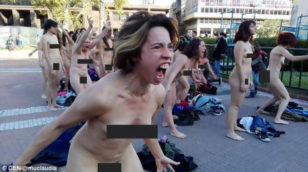 120 qadın lüt soyunub etiraz etdi - FOTO