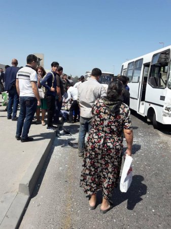 Bakıda sərnişin avtobusları toqquşdu: Yaralılar var - FOTO