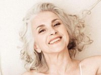 61 yaşlı model alt paltarı reklamında - FOTO