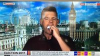 Proqnozu düz çıxmadı, canlı yayımda kitabını yedi - Video