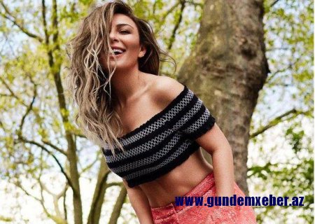42 yaşlı müğənni mini şortikdə - Foto