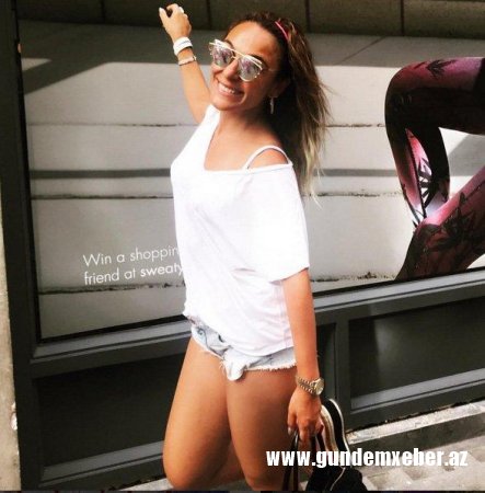 42 yaşlı müğənni mini şortikdə - Foto