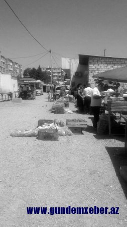 Qızıldaşda baltası özündən yekə satıcı