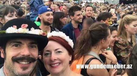 David Cameron müxalifət tərəfdarlarının festivalda çəkdirdiyi fotolara düşüb
