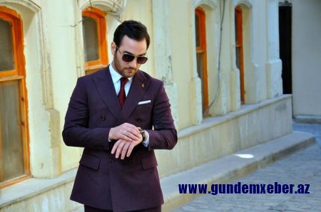 3 rəngli bayrağımıza qarşı HÖRMƏTSİZLİK edən azərbaycanlı müğənnini siz də TANIYIN - FOTO