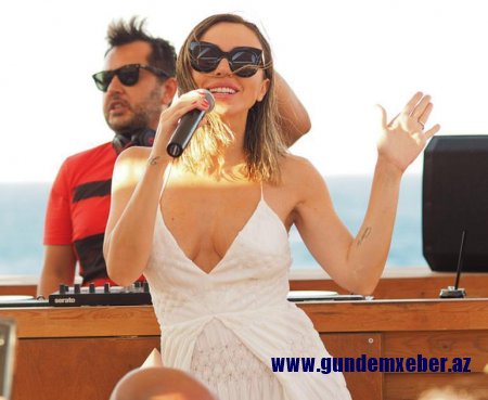 Gülşən sinəsi açıq libası ilə gündəmdə - FOTO