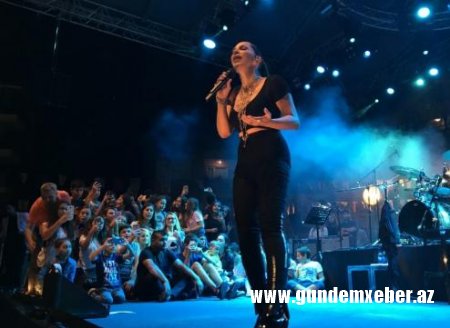 Məşhur müğənni bələdiyyə başçısını səhnədən qovdu - video