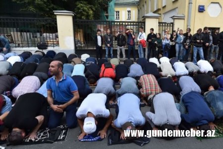 Yüzlərlə müsəlman Moskvada Myanma səfirliyi qarşısında piket keçirib