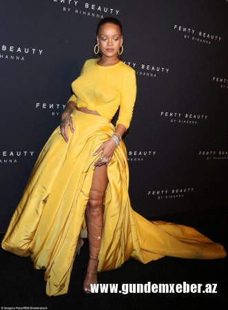 Rihanna bu dəfə sinəsi ilə gündəmdə - Fotolar