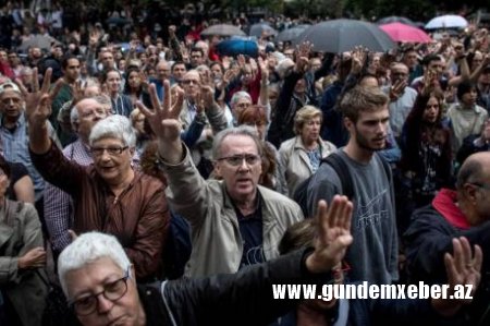 ​Kataloniyada qanlı toqquşmalar – POLİS ƏHALİYƏ GÜC TƏTBİQ EDİR - FOTOLAR