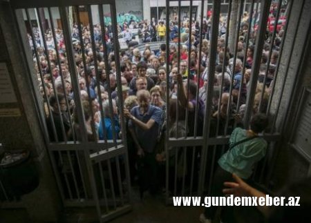 ​Kataloniyada qanlı toqquşmalar – POLİS ƏHALİYƏ GÜC TƏTBİQ EDİR - FOTOLAR