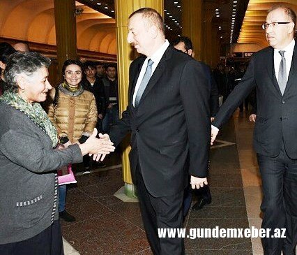 Prezident metroda retro vaqonlara baxdı