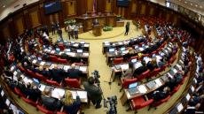 Ermənistan parlamenti tələbələrin etirazına məhəl qoymadı